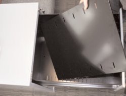 Vložené perforované dno + 2x dělící příčka pro 2, 3 a 4 zásuvkové kartotéky Bisley BS, formát A4