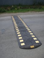 Spojovací materiál pro univerzální zpomalovací prahy