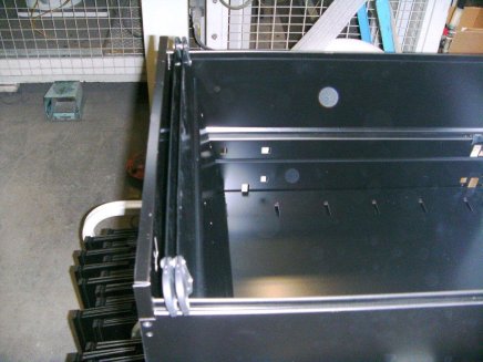 Vložené perforované dno + 2x dělící příčka pro pětizásuvkovou kartotéku Bisley BS5E - 2