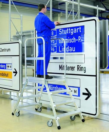 Pojízdný oboustranný plošinový žebřík s al. stupni (6 modelů)