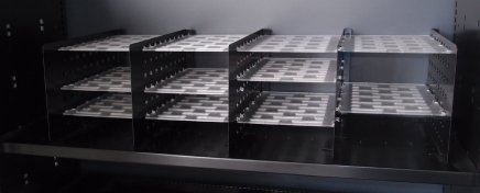 Police pro roletové skříně ET410 s otvory pro rozdělníky