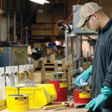 Bezpečnostní nádoba s plunžrovým pístem pro výdej kapalin, vlhčení a čištění o objemu 2l - 1