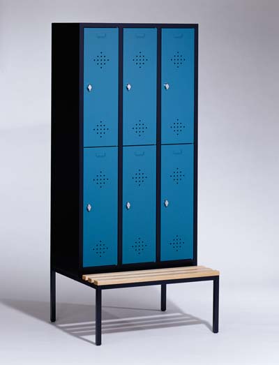 kovové šatní skříně, šatnové lavice a věšáky, šatníky